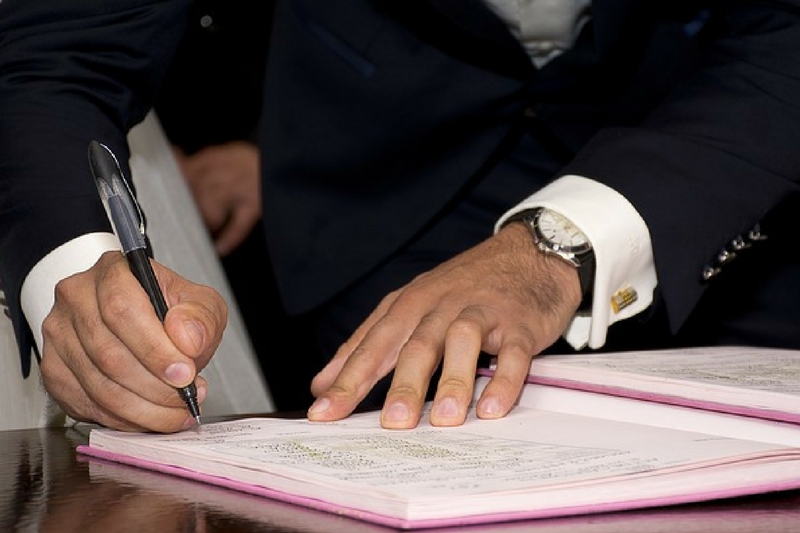 firmar contrato de alquiler - Blog Inmobiliario DIZA Consultores